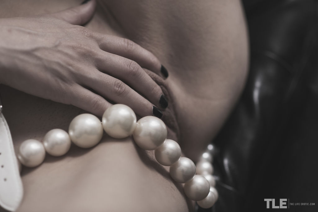 Husky sexual play of solo model