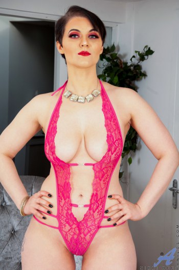 Gorgeous MILF strip